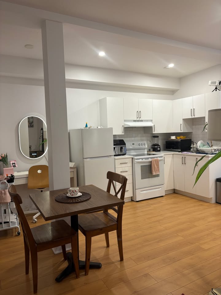 5497A Avenue Victoria - 105